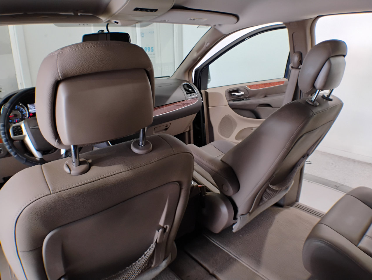 Used 2016 Chrysler Town & Country Touring image 19