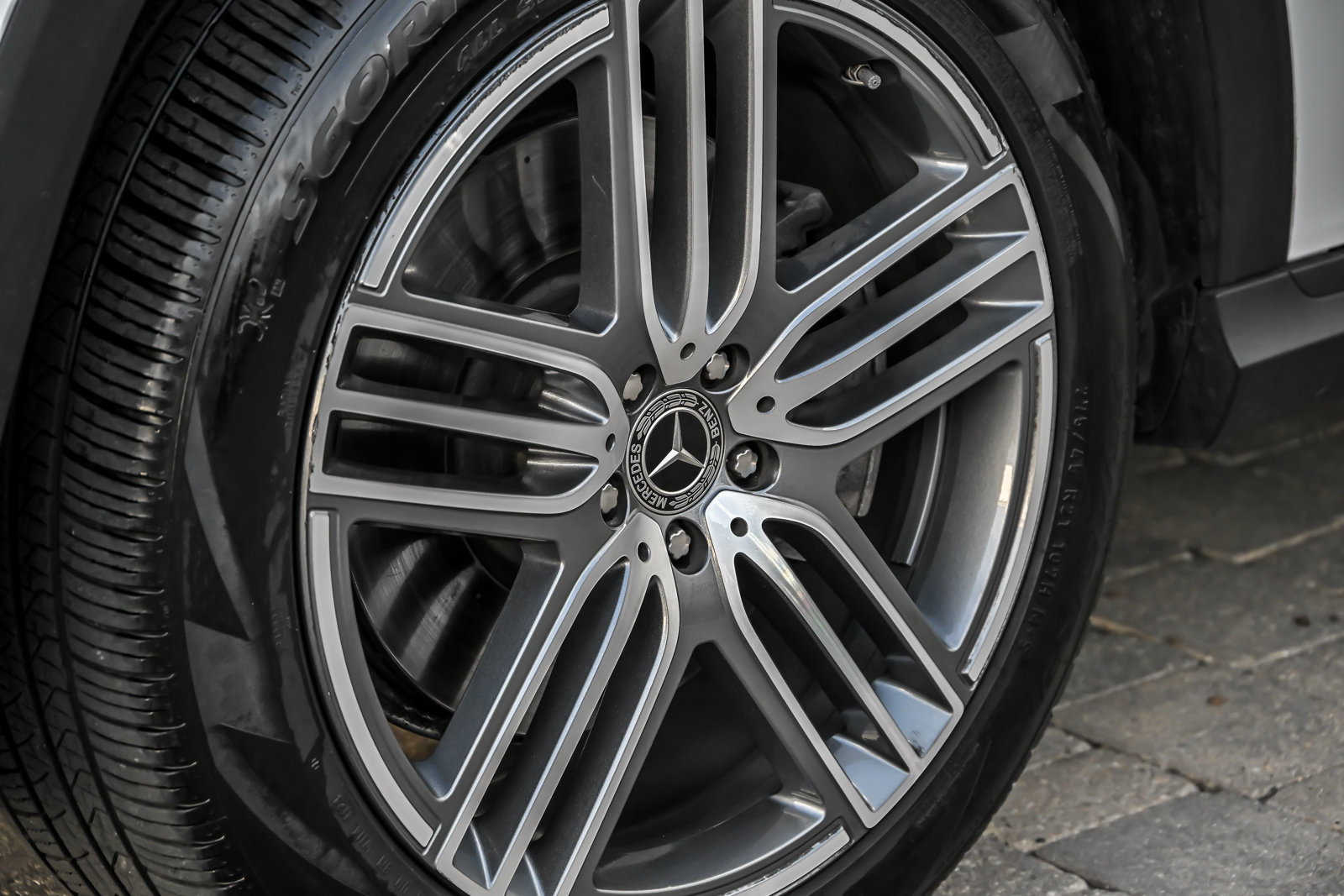 Used 2025 Mercedes-Benz GLS 450 4MATIC image 8