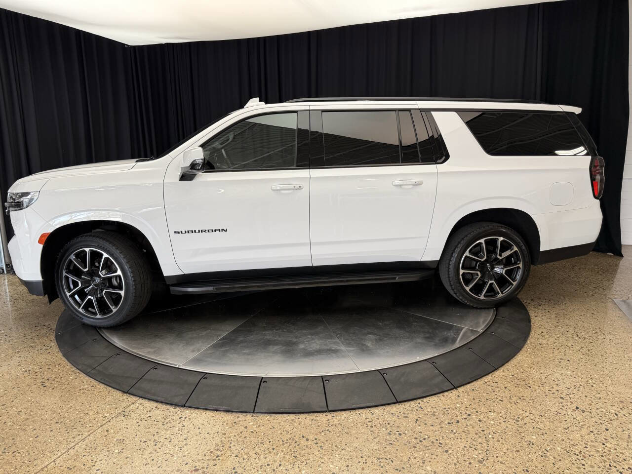 Used 2022 Chevrolet Suburban RST w/ Luxury Package AWD/4WD image 4