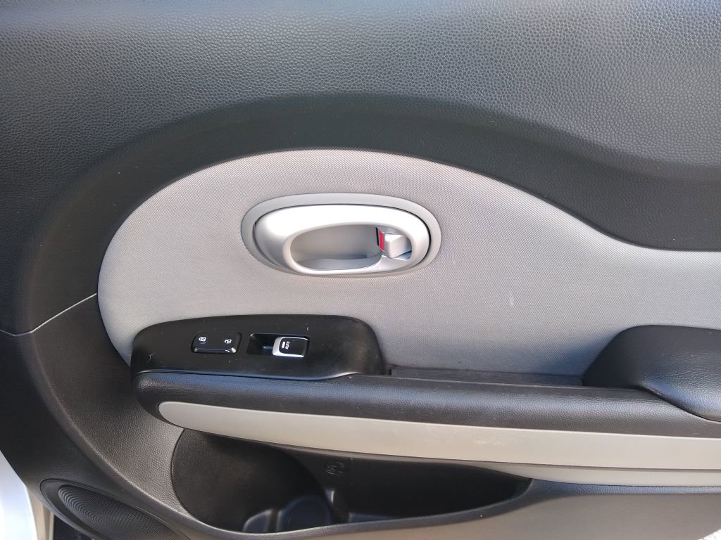 Used 2017 Kia Soul + image 17
