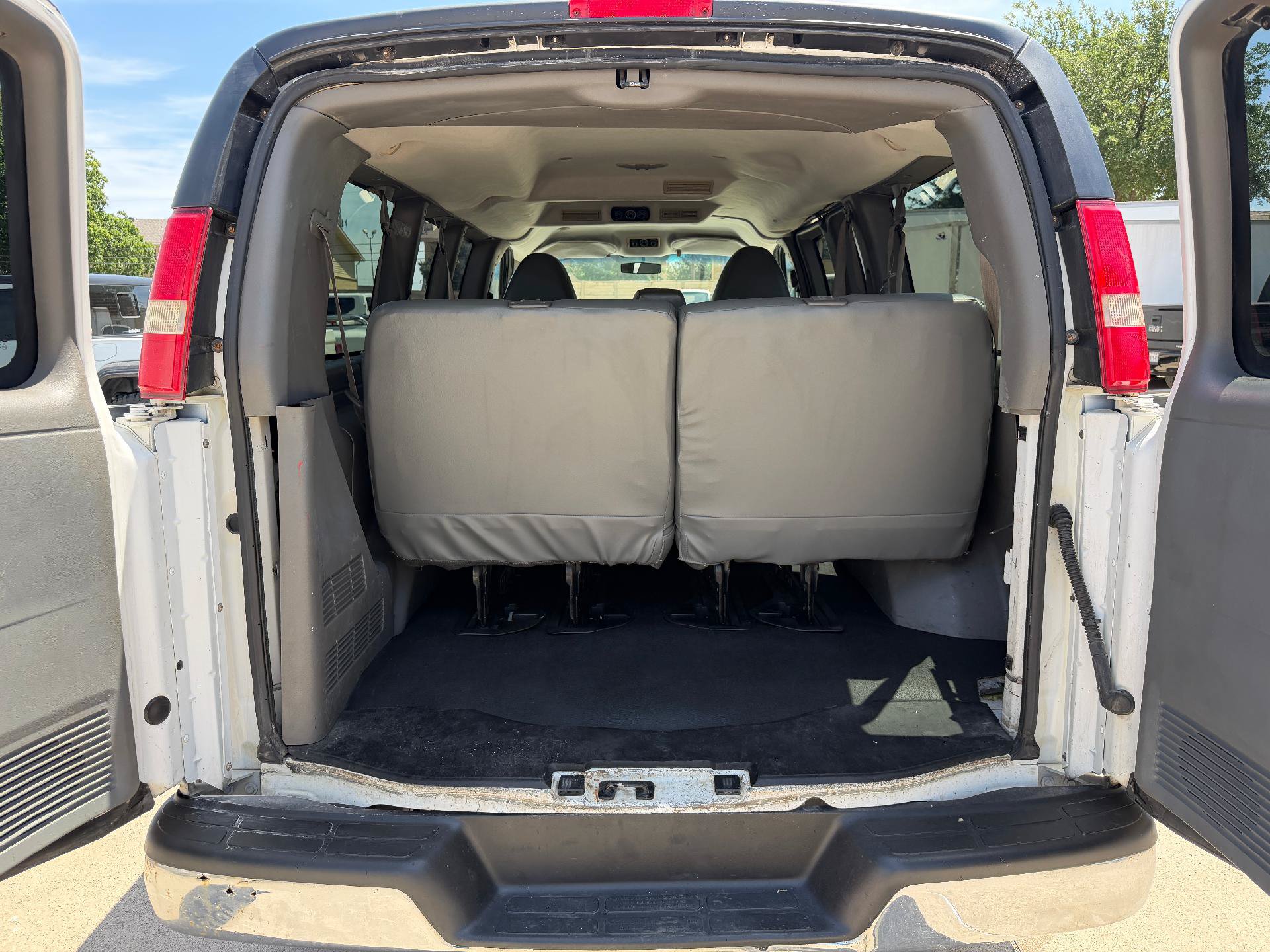 Used 2015 Chevrolet Express 2500 LT RWD image 17