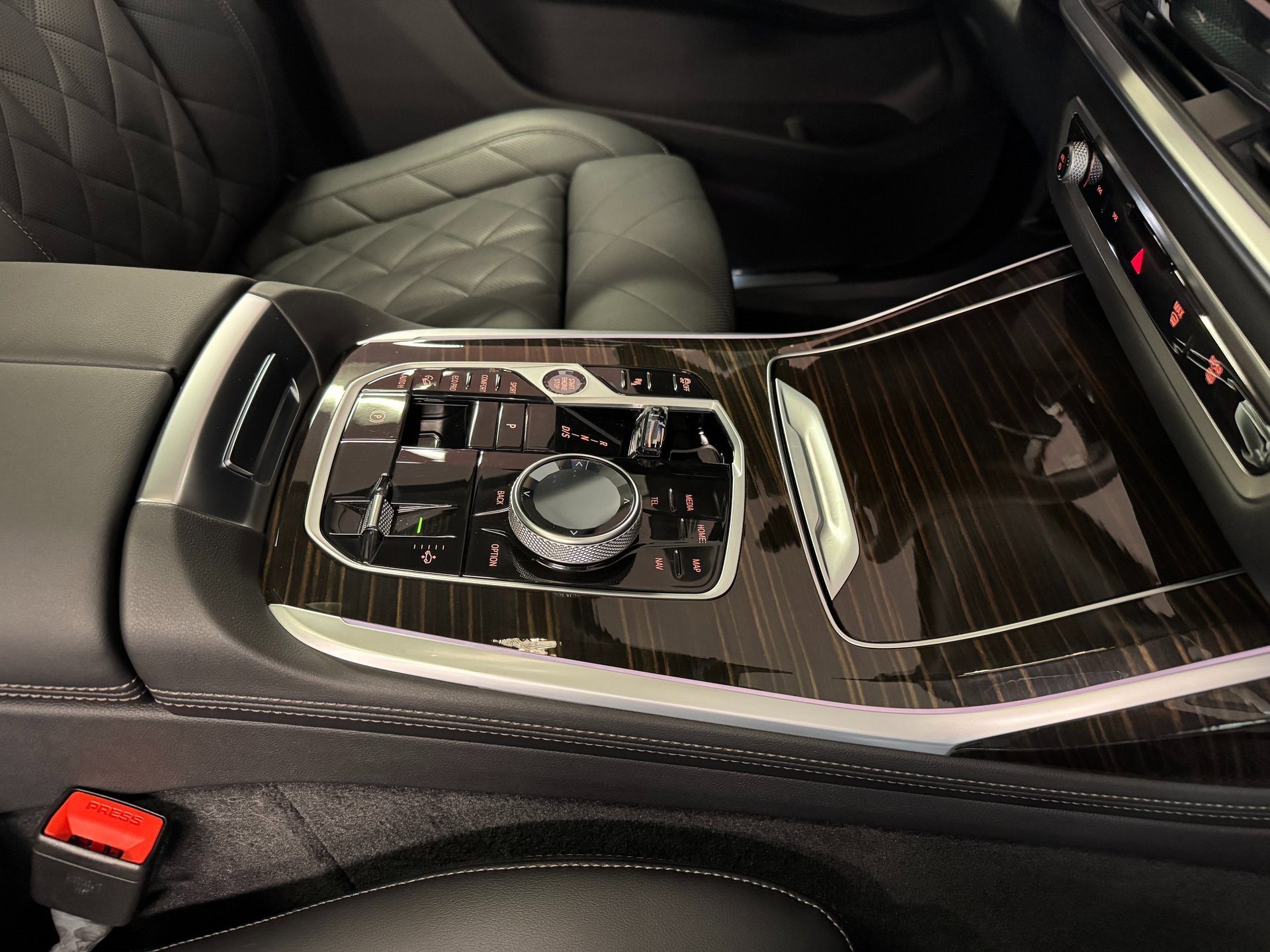 Used 2025 BMW X7 xDrive40i w/ Premium Package image 29