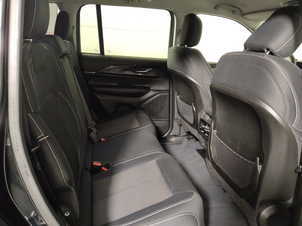 Used 2023 Jeep Grand Cherokee Laredo AWD/4WD image 19