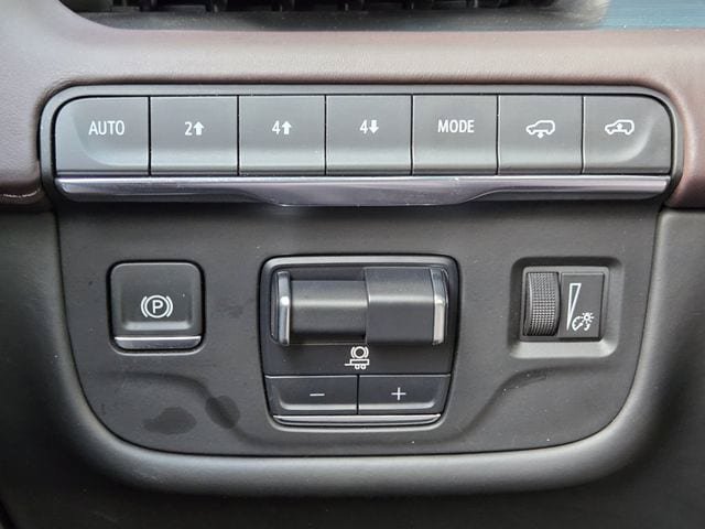 Used 2024 Cadillac Escalade Sport Platinum w/ Heavy-Duty Trailer Package AWD/4WD image 17