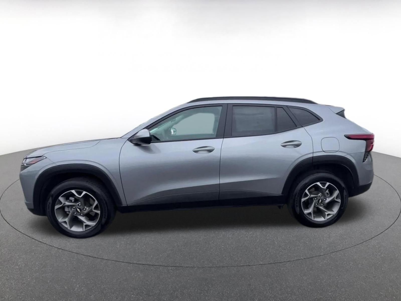Used 2025 Chevrolet Trax LT FWD image 9