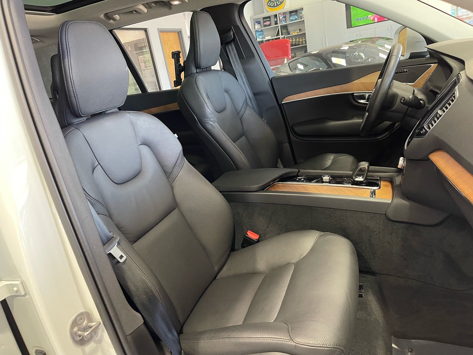 Used 2025 Volvo XC90 B5 Plus w/ Protection Package Premier AWD/4WD image 44