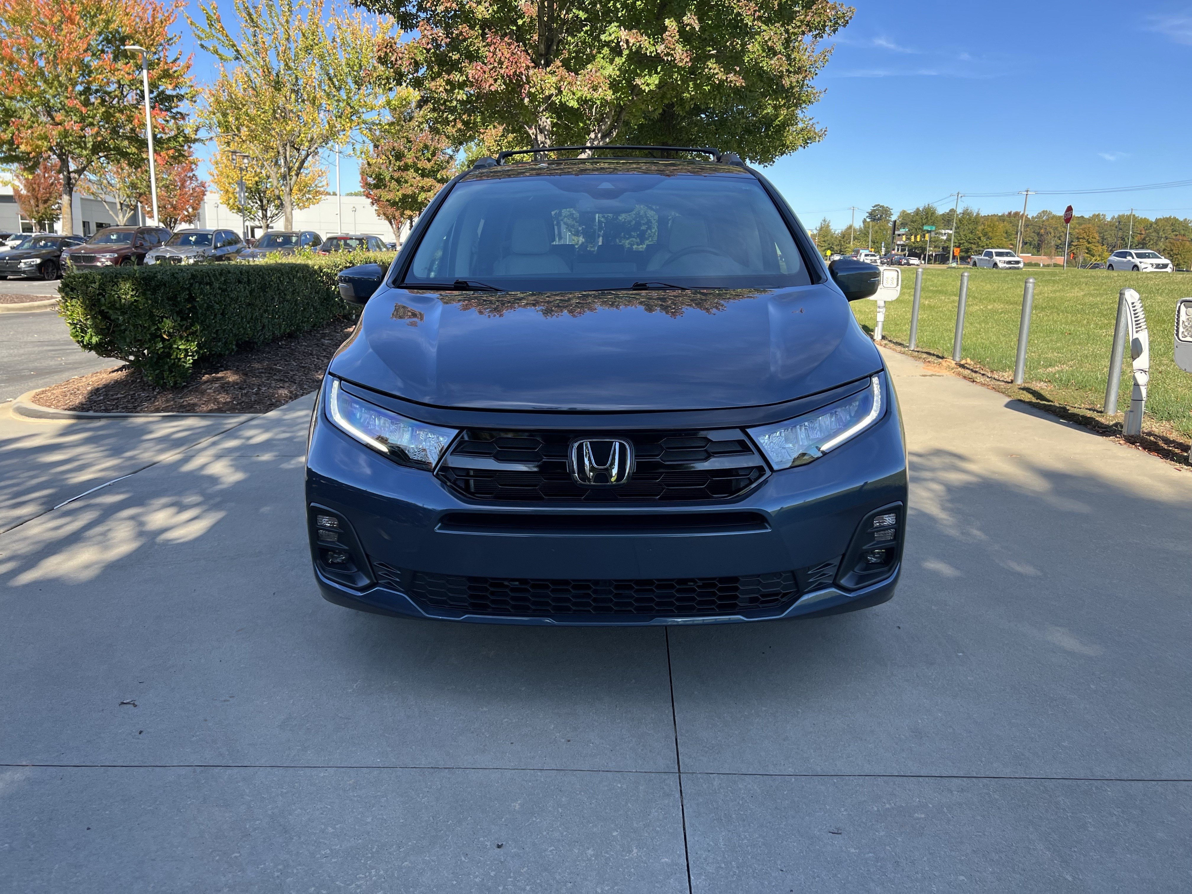 Used 2025 Honda Odyssey Touring image 3