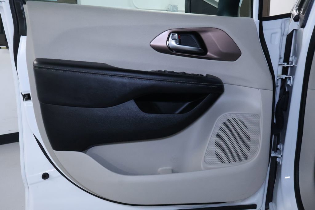 Used 2023 Chrysler Voyager LX image 11