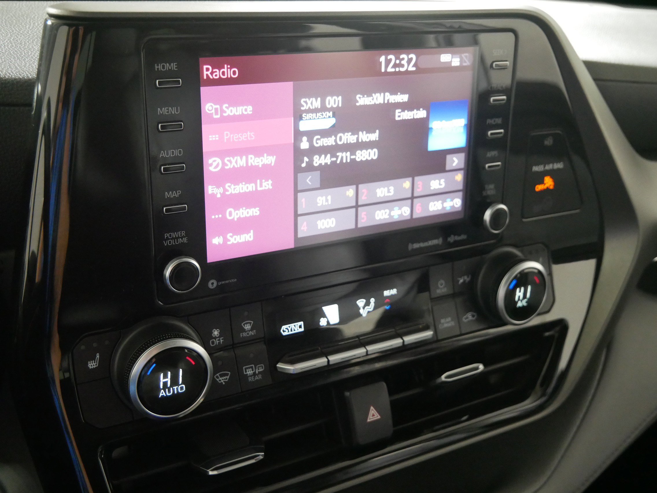 Used 2021 Toyota Highlander XLE AWD/4WD image 22
