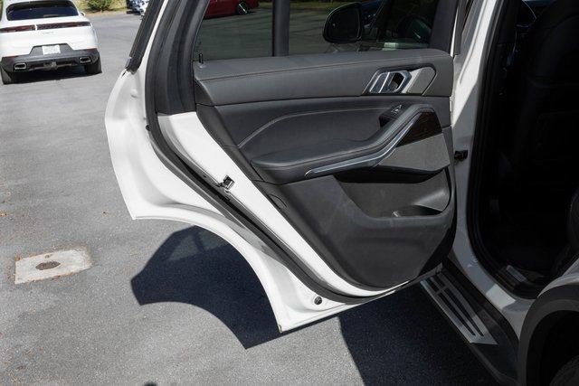 Used 2024 BMW X5 xDrive50e image 12