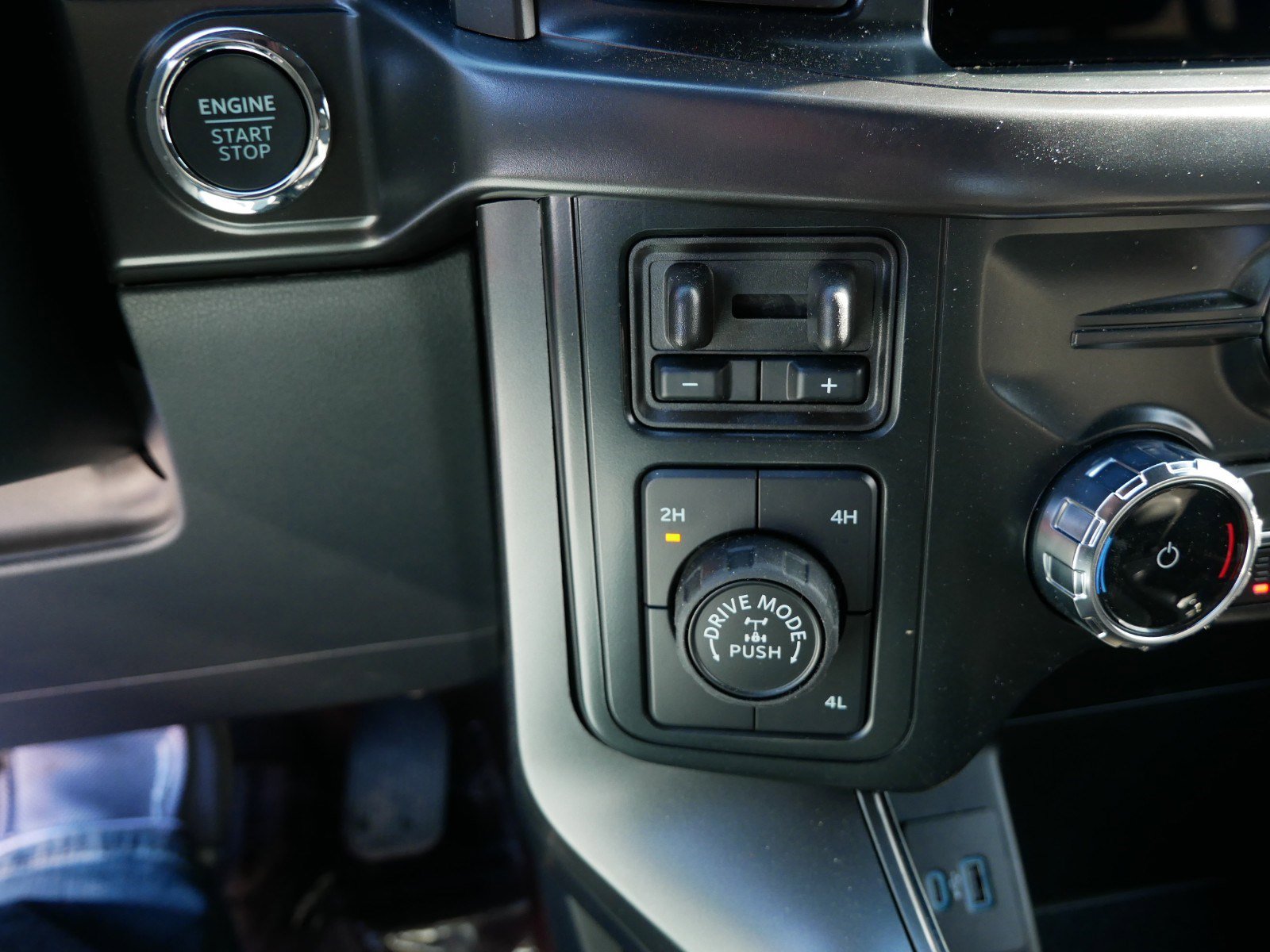 New 2024 Ford F150 XLT w/ Equipment Group 302A MID image 31