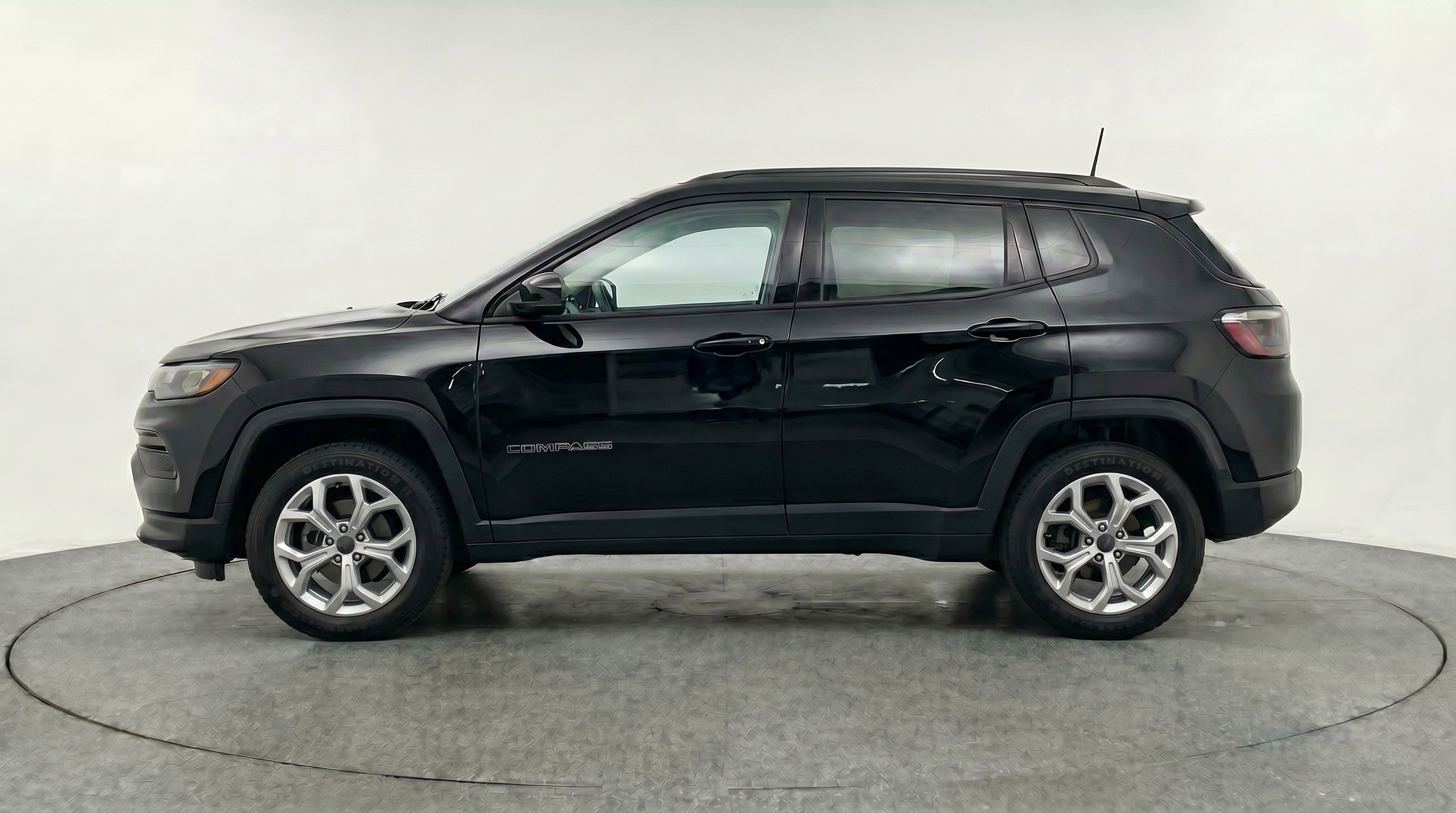 Used 2025 Jeep Compass Latitude AWD/4WD image 5