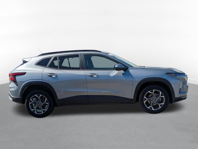 Used 2025 Chevrolet Trax LT w/ LT Convenience Package FWD image 2