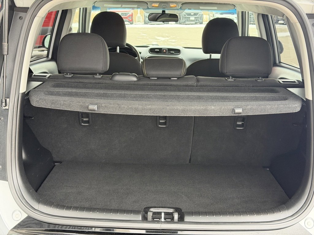Used 2016 Kia Soul + image 10