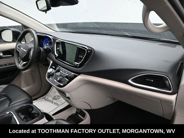 Used 2023 Chrysler Pacifica Touring-L image 11