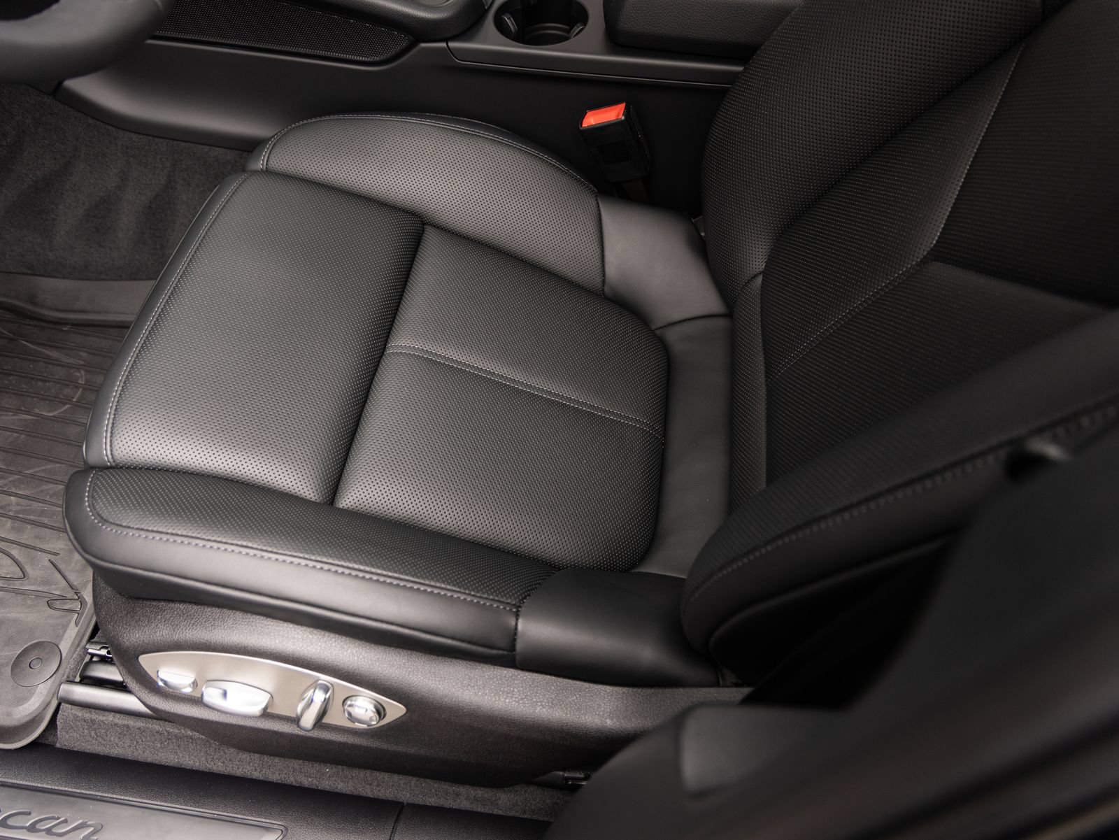 Certified 2026 Porsche Macan AWD/4WD image 22