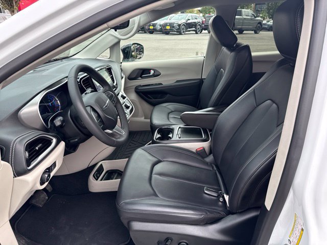Used 2024 Chrysler Pacifica Limited FWD image 15
