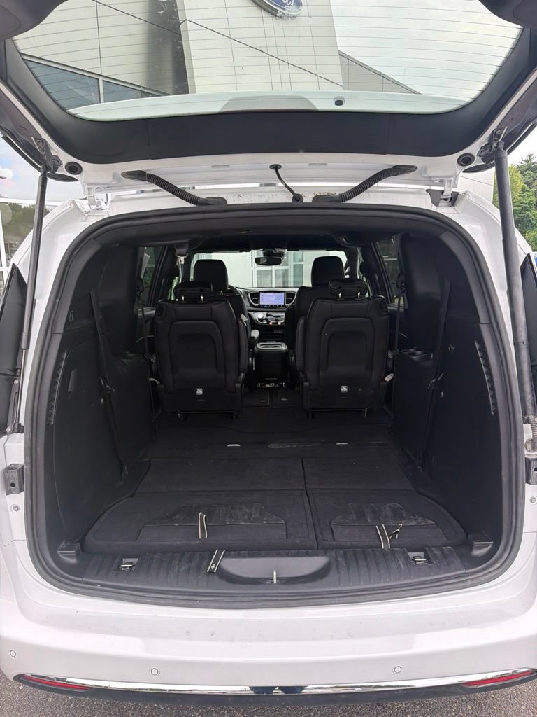 Used 2025 Chrysler Pacifica Select FWD image 4