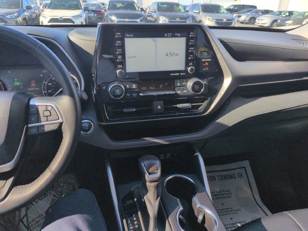 Certified 2022 Toyota Highlander XLE AWD/4WD image 17