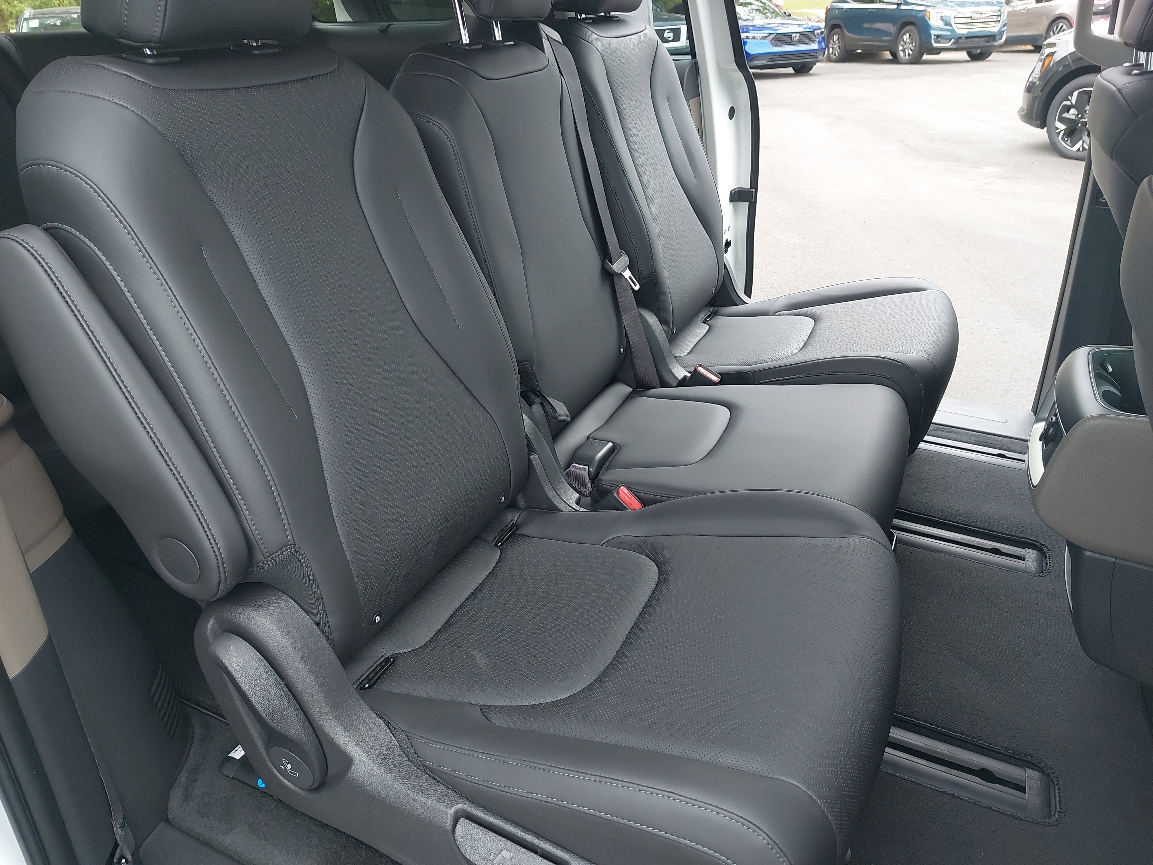 New 2026 Kia Carnival EX image 11