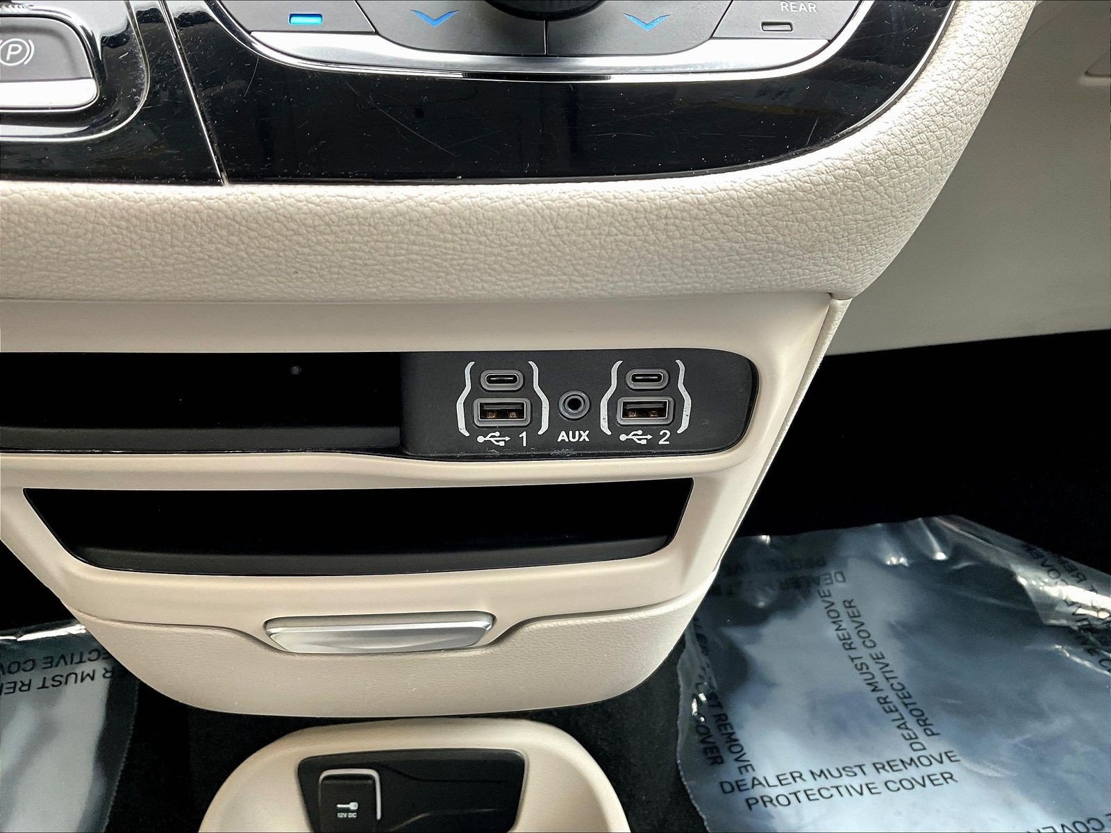 Used 2023 Chrysler Pacifica Touring-L FWD image 16