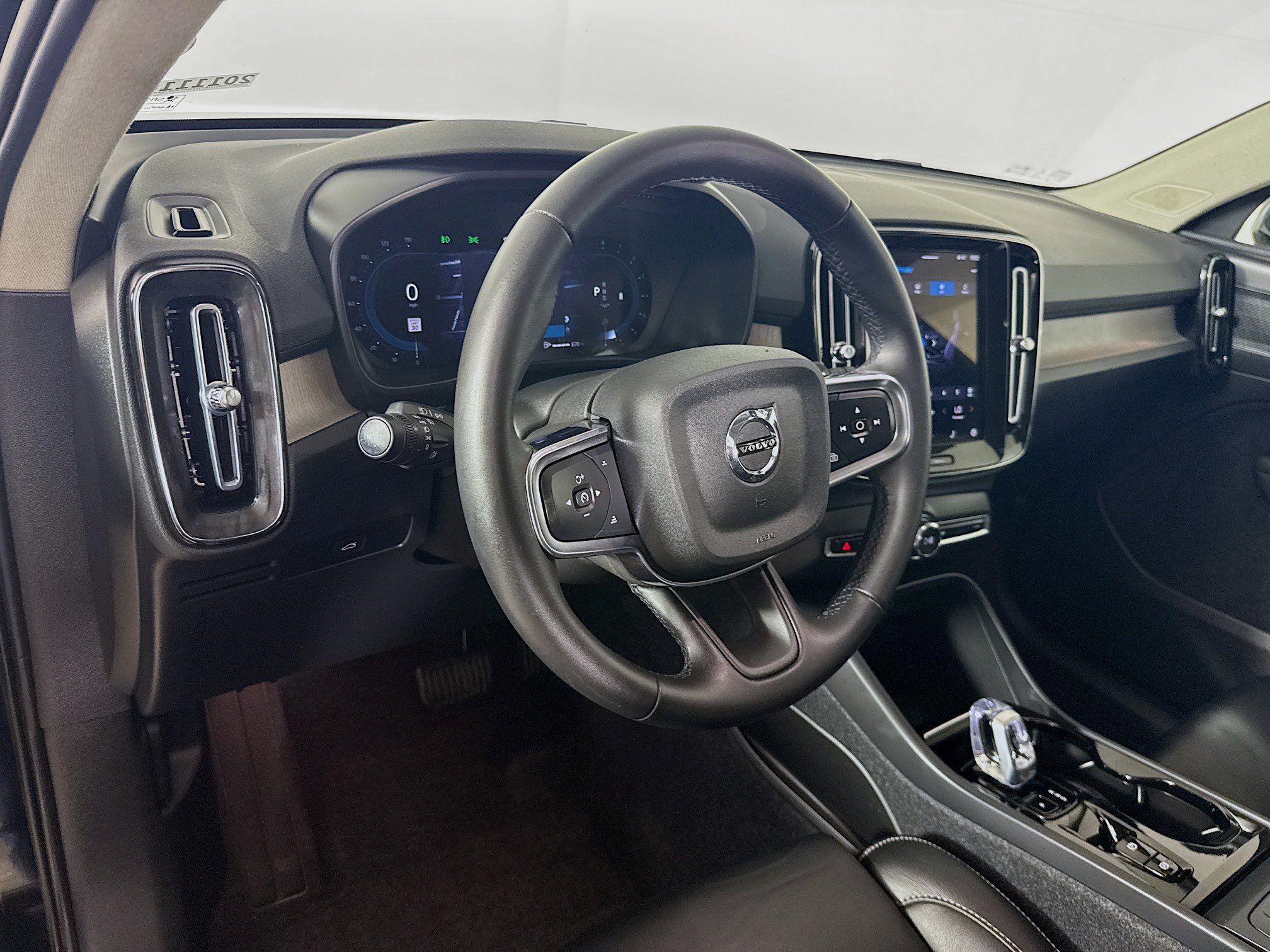 Used 2023 Volvo XC40 B5 Plus w/ Driver Assist Package AWD/4WD image 8