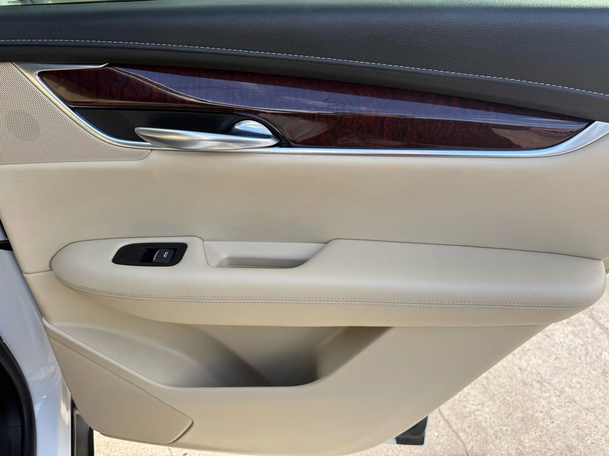 Used 2018 Cadillac XT5 Luxury w/ Driver Awareness Package image 23