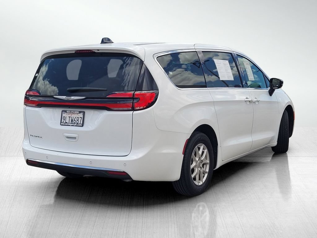 Used 2025 Chrysler Pacifica Select FWD image 4