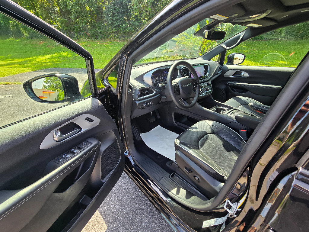 Used 2025 Chrysler Pacifica Limited FWD image 10