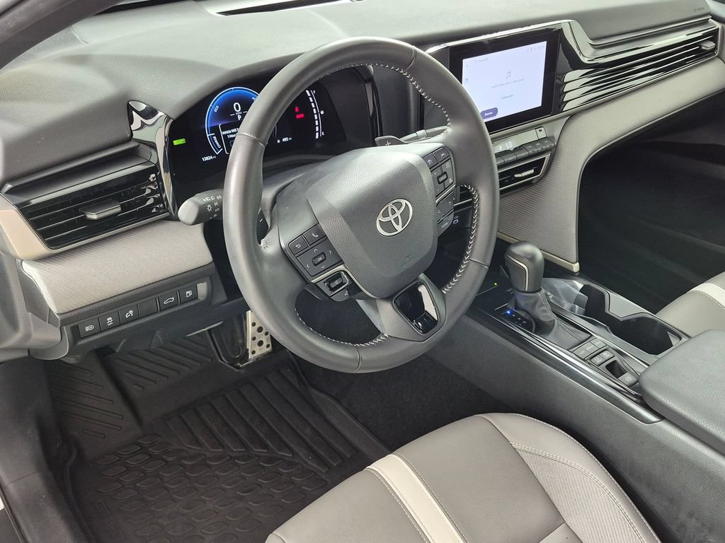 Used 2025 Toyota Camry SE FWD image 11