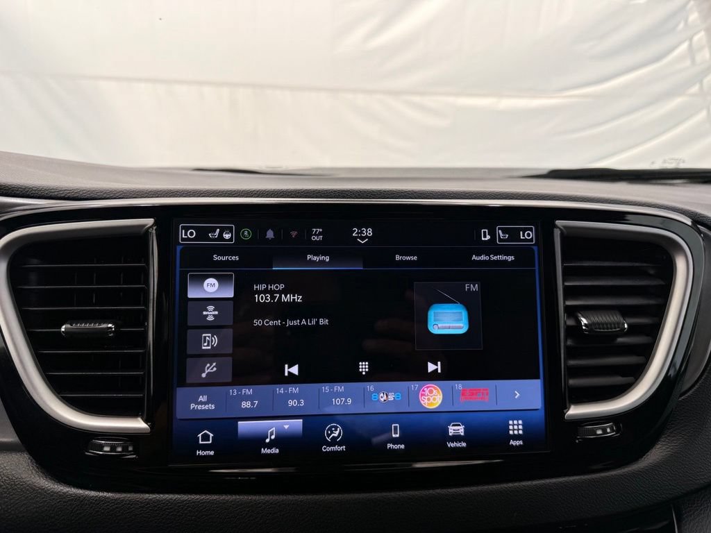 Used 2025 Chrysler Pacifica Select FWD image 36