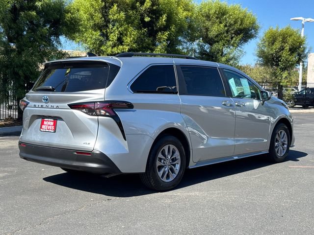 Certified 2025 Toyota Sienna XLE FWD image 13