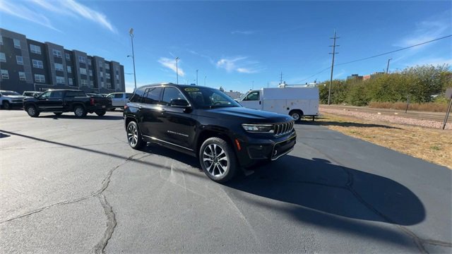 Used 2023 Jeep Grand Cherokee Overland image 2