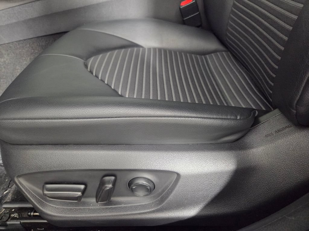 Used 2022 Toyota Camry SE FWD image 11