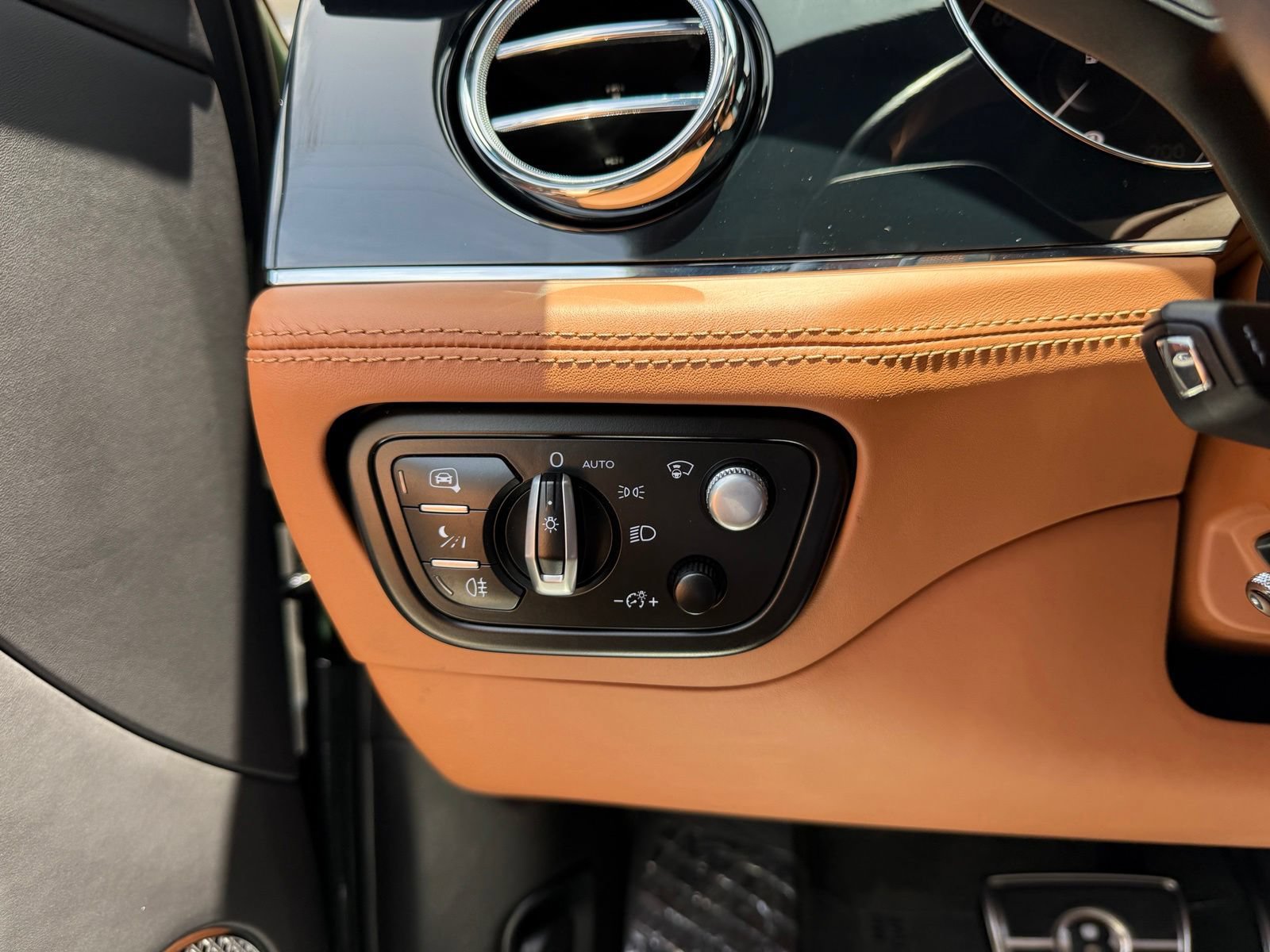 Used 2022 Bentley Bentayga AWD/4WD image 31