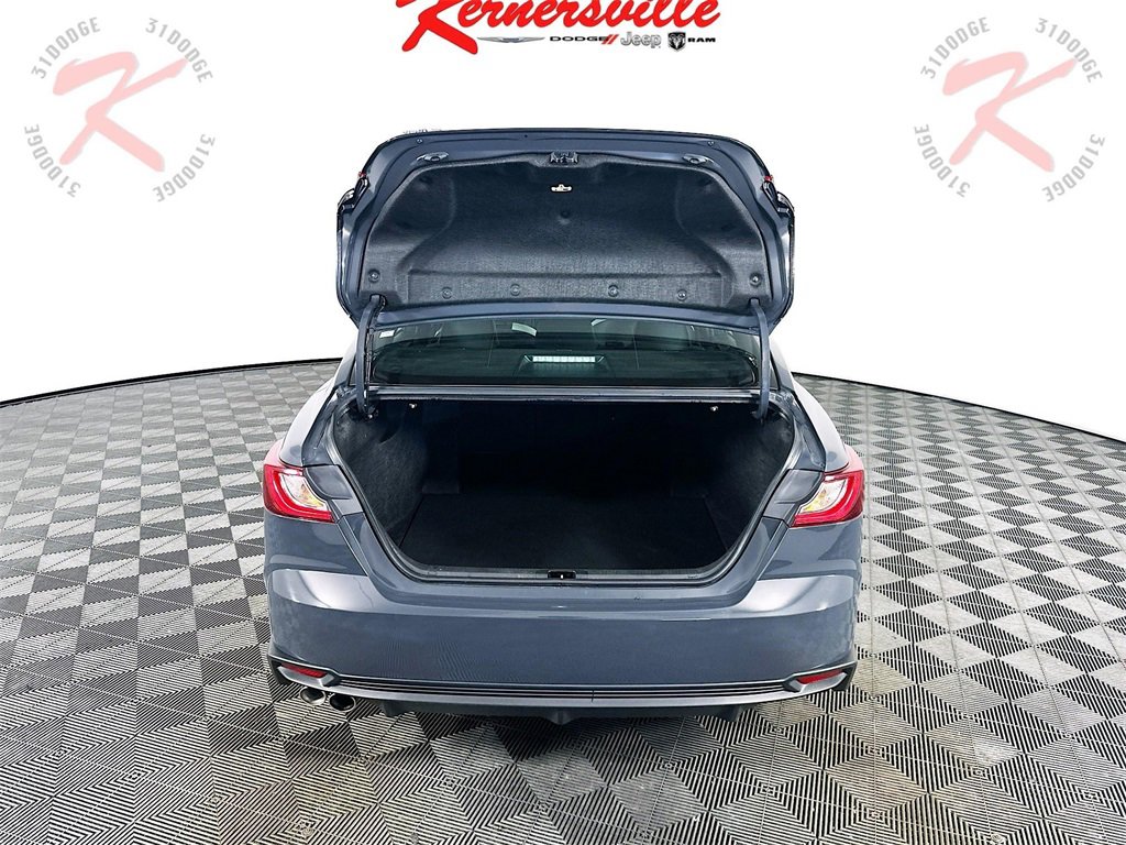 Used 2025 Toyota Camry SE image 28