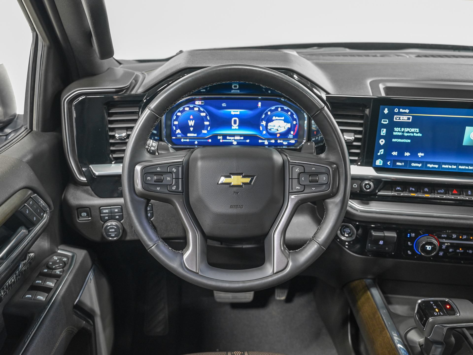 Used 2025 Chevrolet Silverado 1500 High Country w/ High Country Premium Package AWD/4WD image 17
