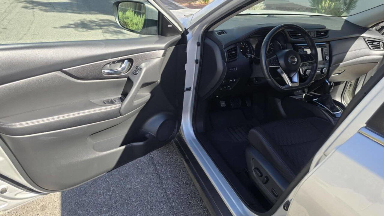Used 2018 Nissan Rogue SV image 17