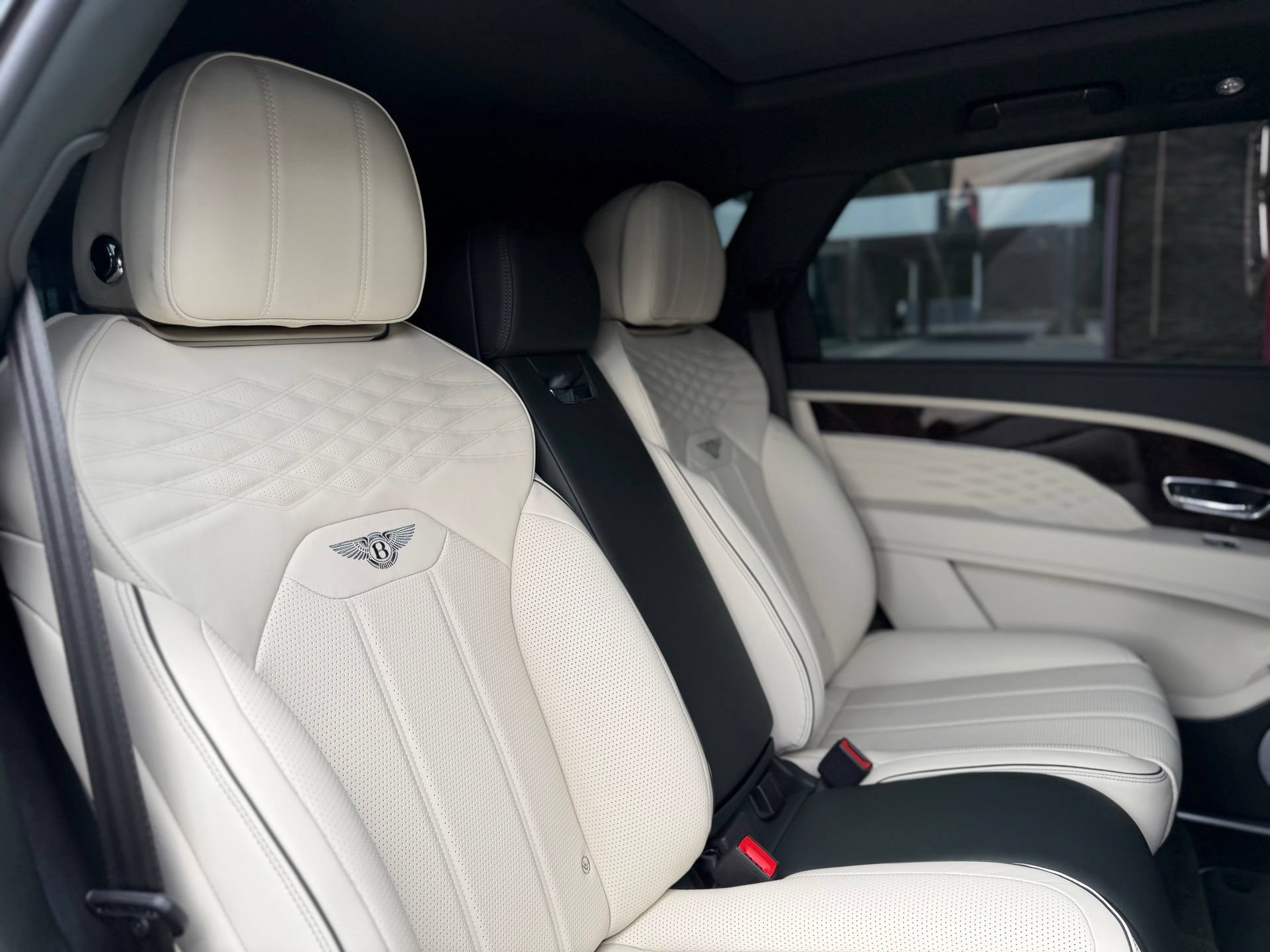 Certified 2024 Bentley Bentayga Extended Wheelbase AWD/4WD image 29