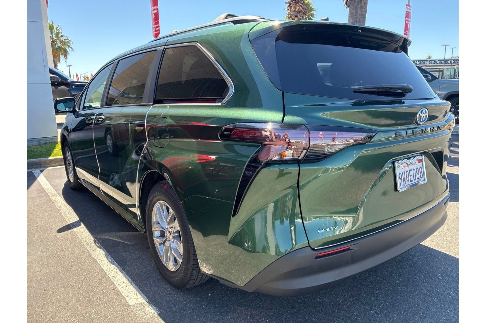 Used 2025 Toyota Sienna LE FWD image 4