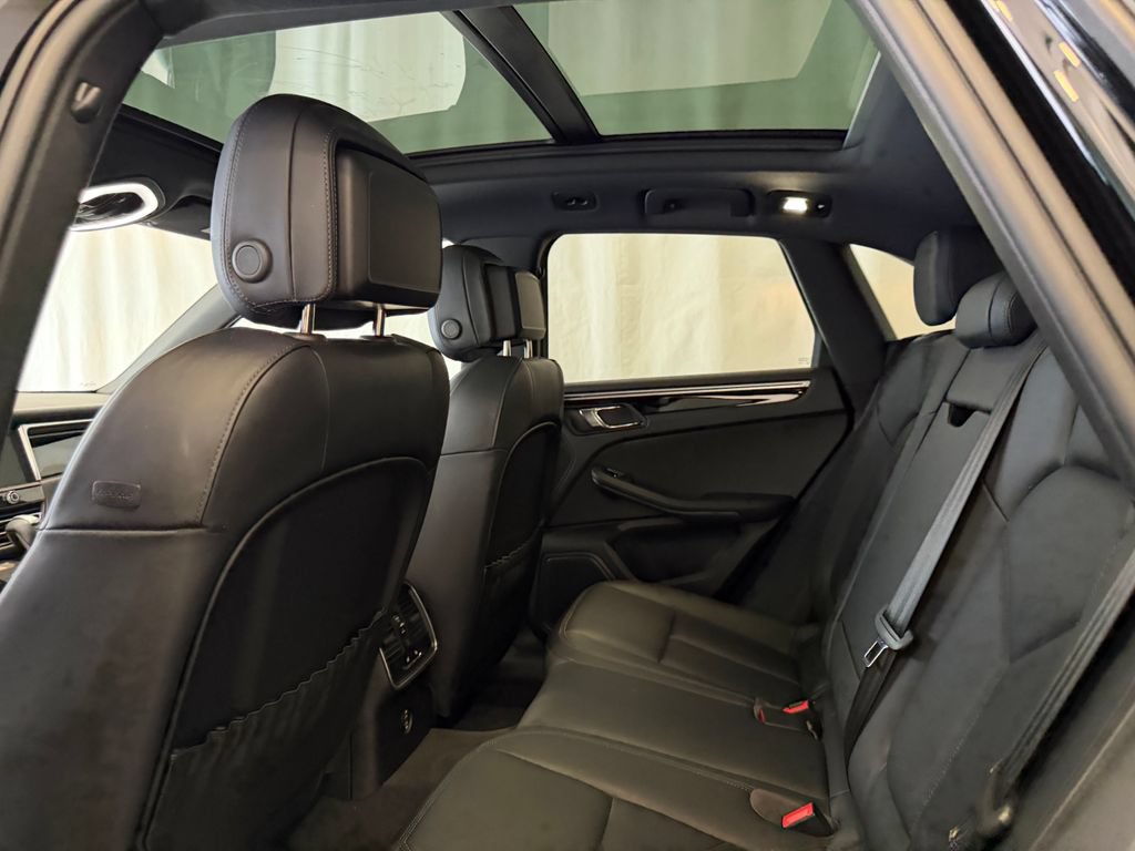 Certified 2023 Porsche Macan AWD/4WD image 24