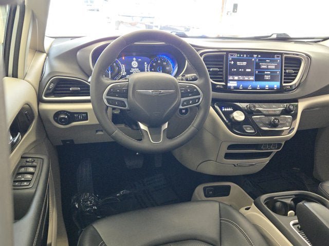 Used 2024 Chrysler Pacifica Touring-L FWD image 17