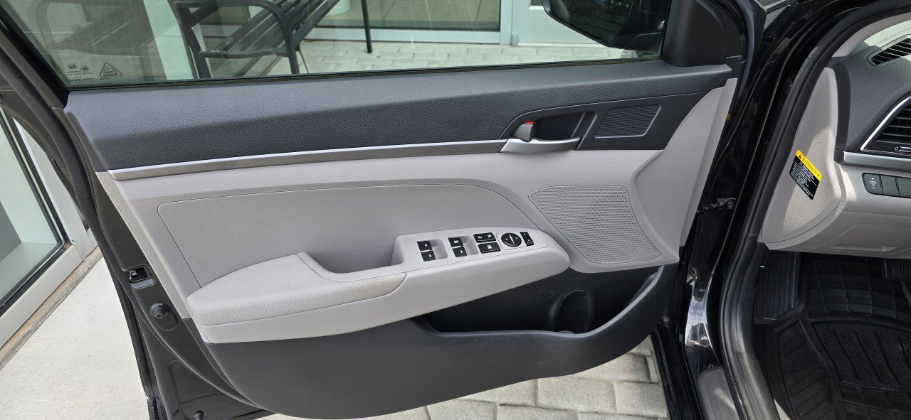 Used 2018 Hyundai Elantra SE FWD image 19
