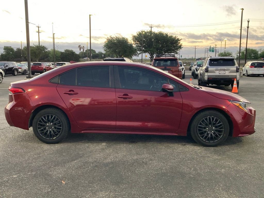 Used 2023 Toyota Corolla LE image 3