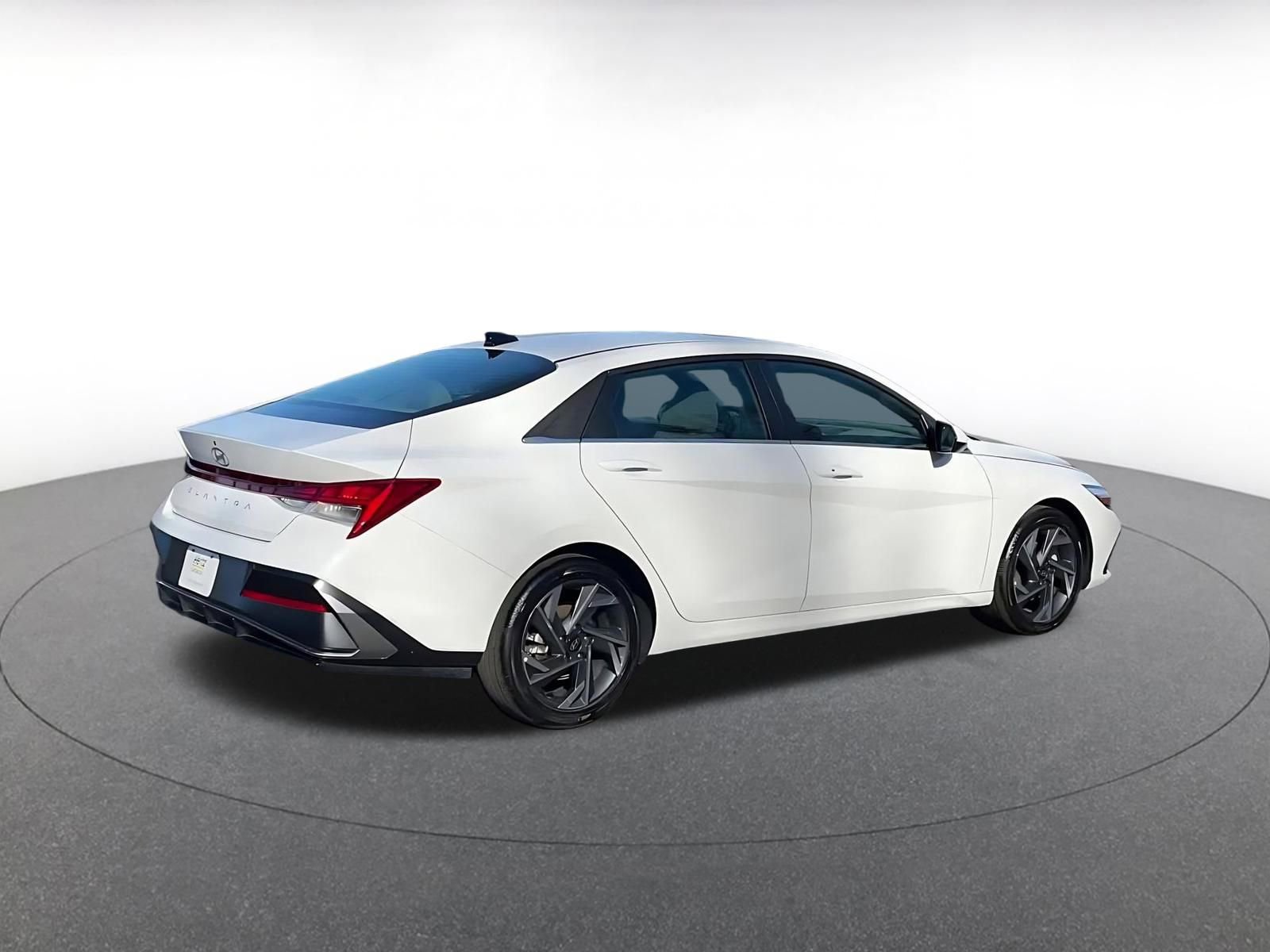 Used 2025 Hyundai Elantra SEL image 14