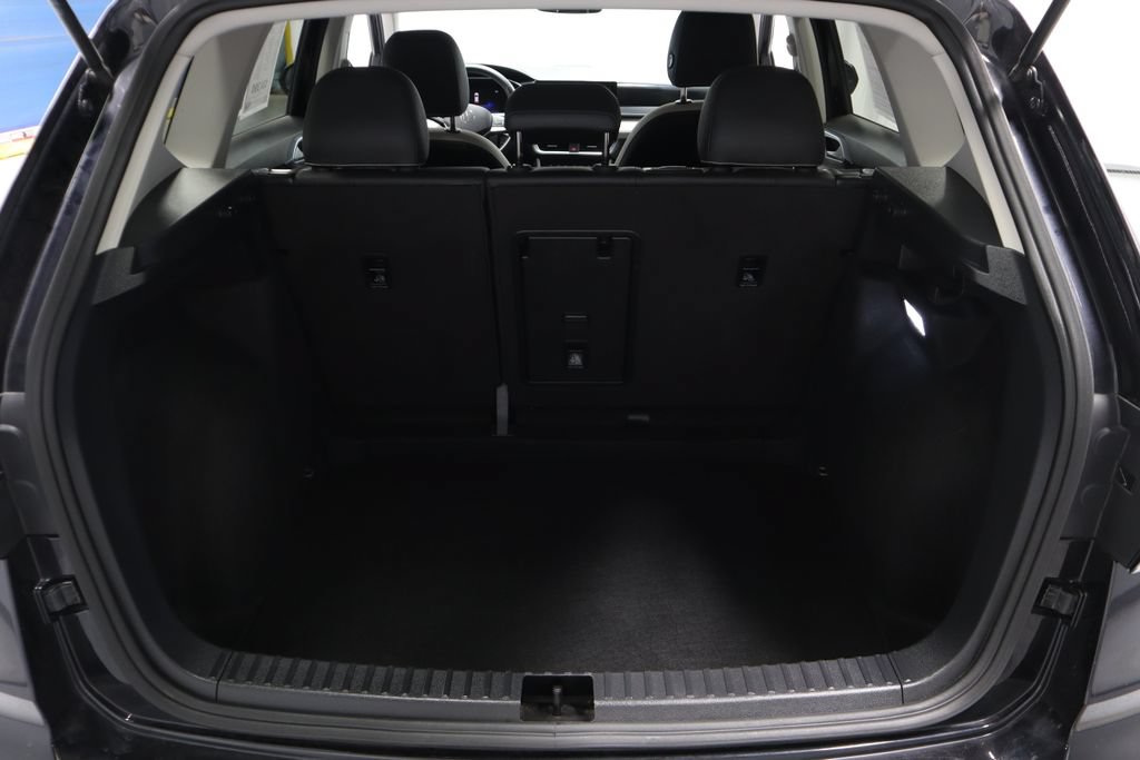 Used 2025 Volkswagen Taos SE FWD image 14