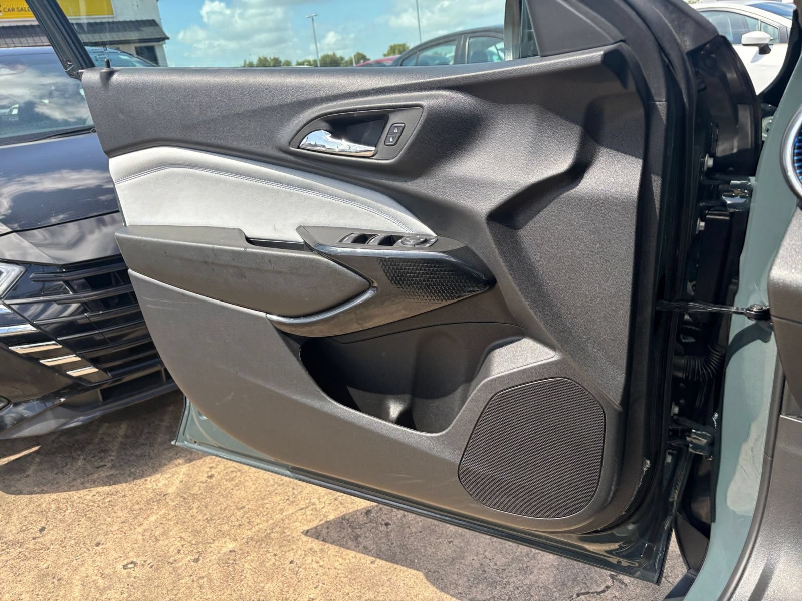 Used 2025 Chevrolet Trax LT w/ LT Convenience Package FWD image 15
