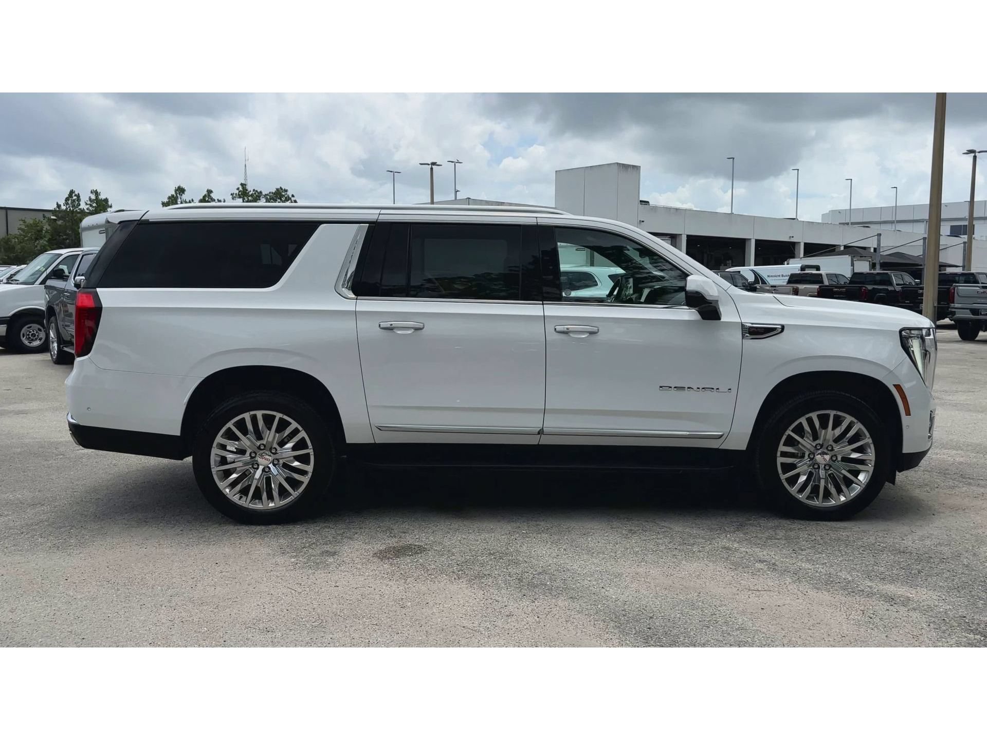 Certified 2025 GMC Yukon XL Denali AWD/4WD image 9