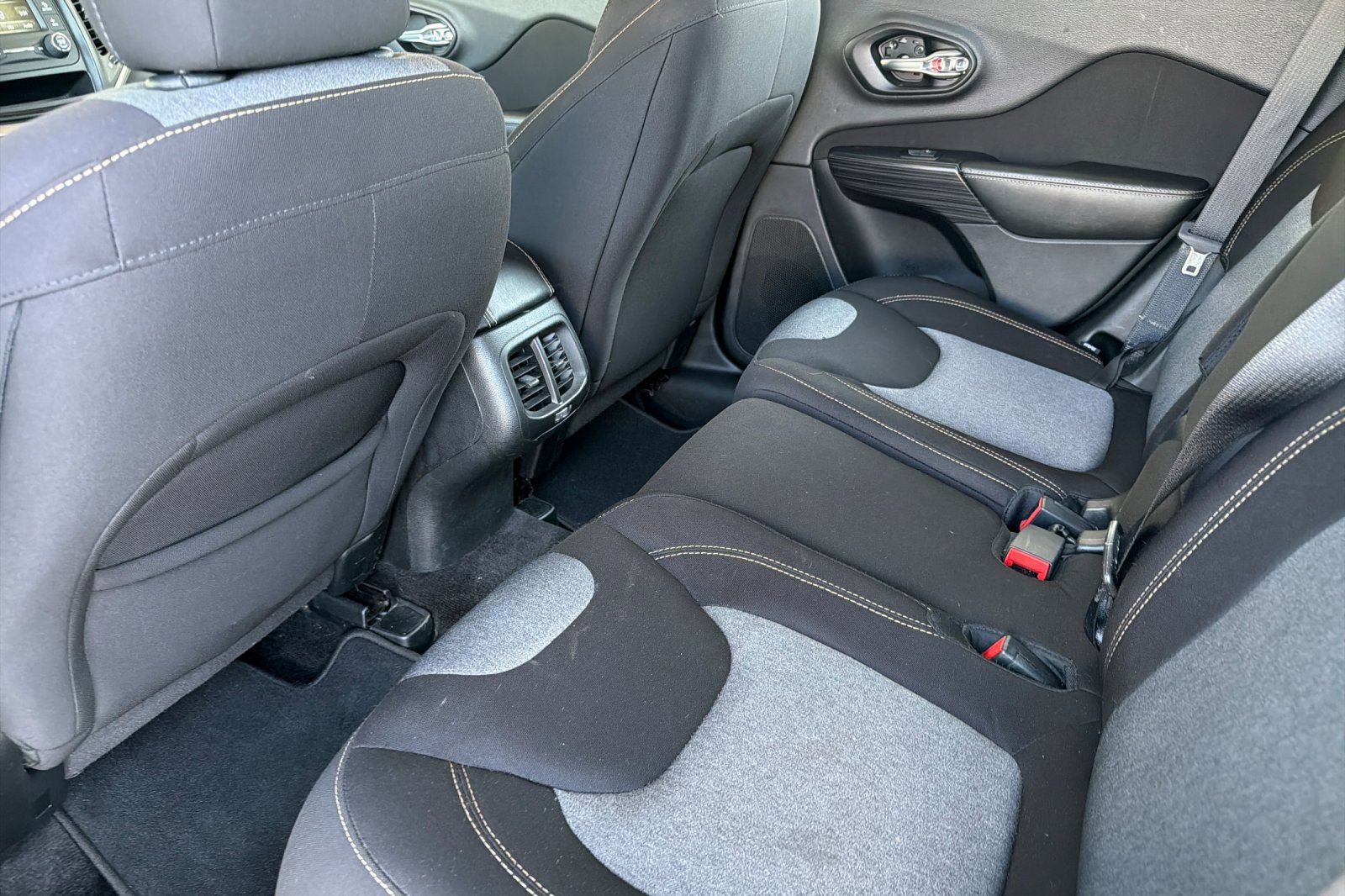 Used 2017 Jeep Cherokee Sport FWD image 11