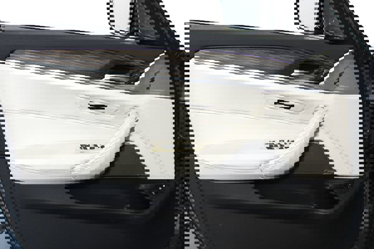 Used 2023 BMW 530e 530e w/ M Sport Package image 6